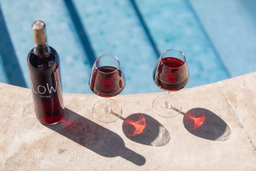 LOW, le rouge léger qui bouscule les codes de l’été